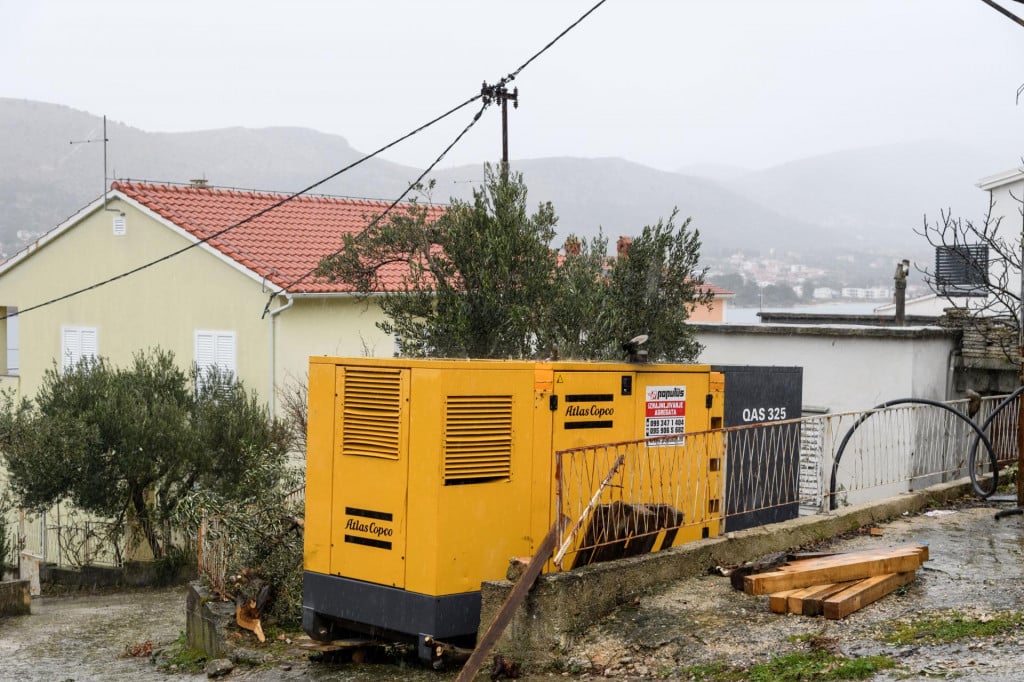 &lt;p&gt;Mještani Šparadića zbog puknuća kabela struju dobijaju iz agregata&lt;/p&gt;