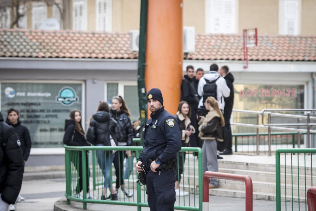 &lt;p&gt;Radi sigurnosnih mjera prvog dana drugog polugodišta ispred svih škola grada Šibenika stoji policija.&lt;br&gt;
 &lt;/p&gt;