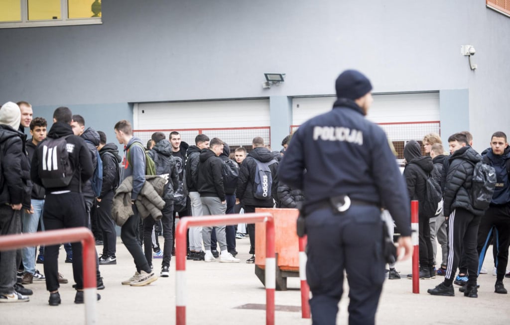 &lt;p&gt;.&lt;br&gt;
Radi sigurnosnih mjera prvog dana drugog polugodista ispred svih skola grada Sibenika stoji policija.&lt;br&gt;
Na fotografiji: policija ispred Medicinske, Industrijsko-obrtnicke i Tehnicke skole&lt;/p&gt;