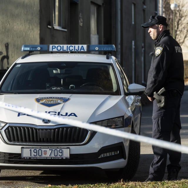 &lt;p&gt;Zagreb, 211224.&lt;br&gt;
Osnovnu skola Precko i danas obilaze gradjani i ostavljaju lampase, poruke smrtno stradalom uceniku.&lt;br&gt;
Na fotografiji: policija.&lt;br&gt;