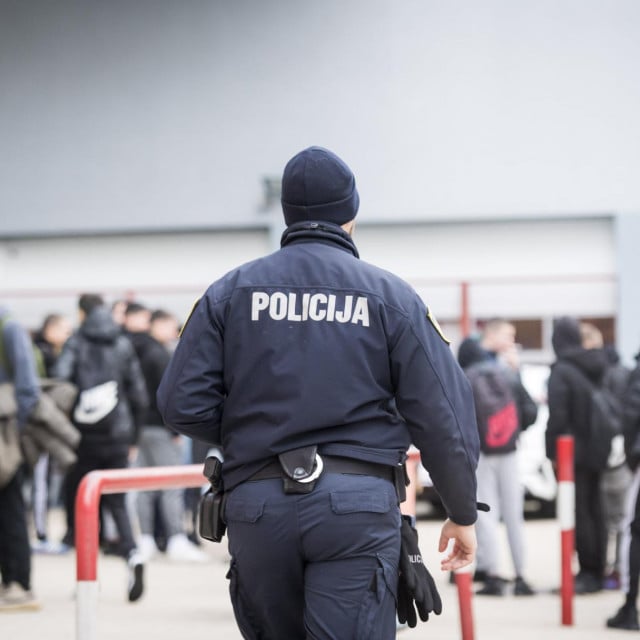 &lt;p&gt;Radi sigurnosnih mjera pred školama je raspoređena i policija&lt;/p&gt;

&lt;p&gt; &lt;/p&gt;