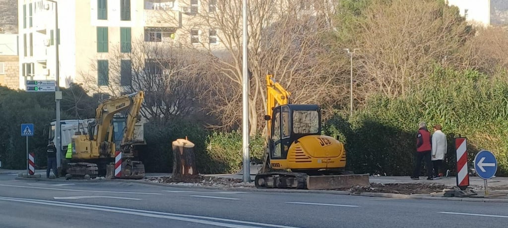 &lt;p&gt;Radovi na sadnji novog drvoreda na Bulevaru počeli su uklanjanjem nogostupa s jedne strane ulice&lt;/p&gt;