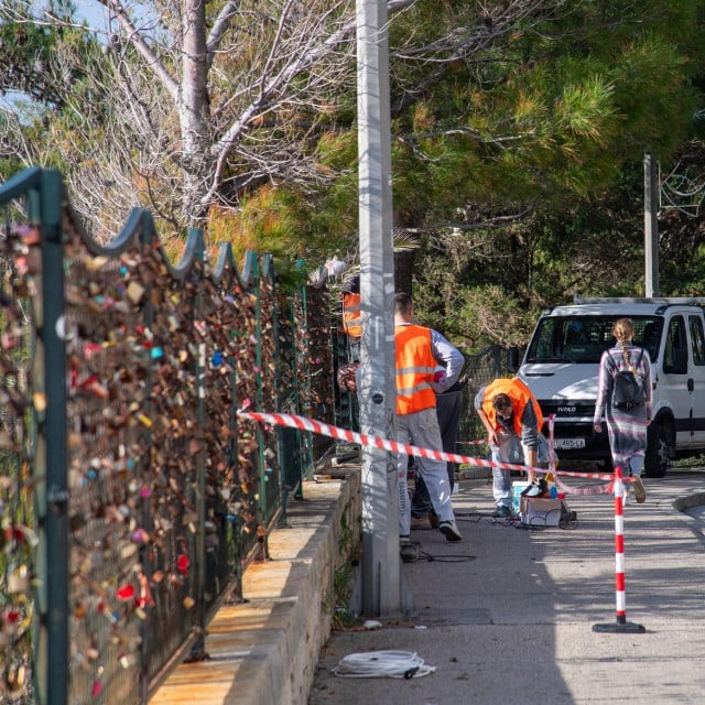 &lt;p&gt;DV&lt;br&gt;
Dubrovnik, 080125.&lt;br&gt;
Radnici uklanjaju zastitnu ogradu na Boninovu.&lt;br&gt;