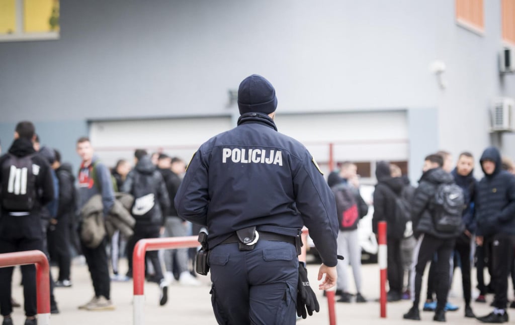 &lt;p&gt;Šibenska policija ispred srednje škole nakon uvođenja mjera&lt;/p&gt;