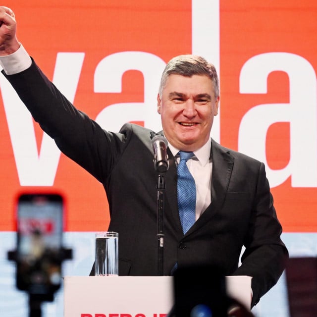 &lt;p&gt;Zoran Milanović slavi pobjedu u svom stožeru&lt;/p&gt;