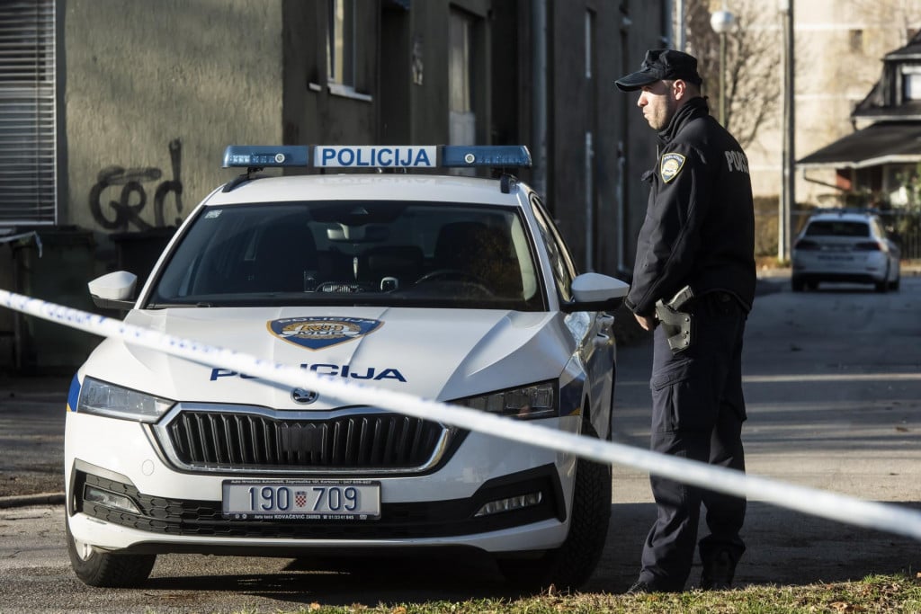 &lt;p&gt;Zagreb, 211224.&lt;br&gt;
Osnovnu skola Precko i danas obilaze gradjani i ostavljaju lampase, poruke smrtno stradalom uceniku.&lt;br&gt;
Na fotografiji: policija.&lt;br&gt;