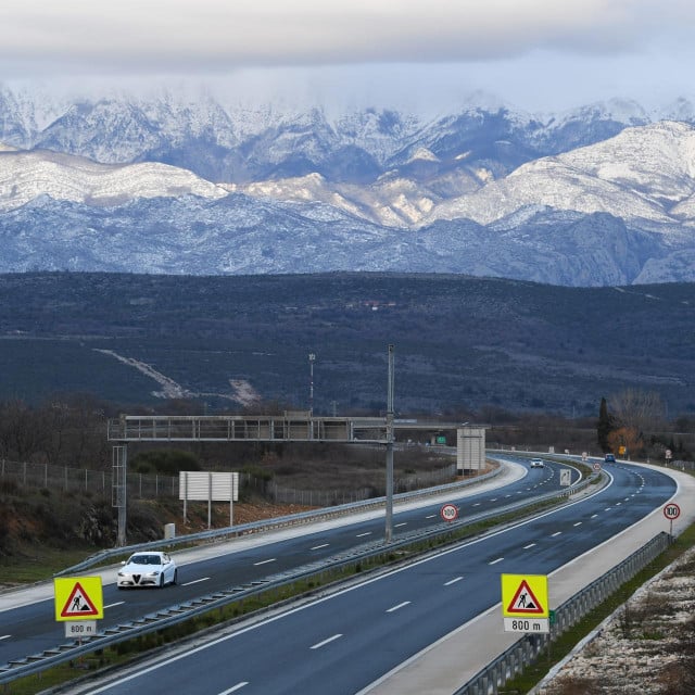 &lt;p&gt;Zadar, 270223.&lt;br&gt;
Autocesta A1 otvorena je samo za osobna vozila izmedju cvorova Sveti Rok i Posedarje, u smjeru Dubrovnika, a za sav promet ostaje zatvorena u smjeru Zagreba.&lt;br&gt;