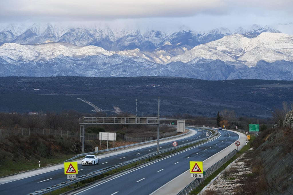 &lt;p&gt;Zadar, 270223.&lt;br&gt;
Autocesta A1 otvorena je samo za osobna vozila izmedju cvorova Sveti Rok i Posedarje, u smjeru Dubrovnika, a za sav promet ostaje zatvorena u smjeru Zagreba.&lt;br&gt;