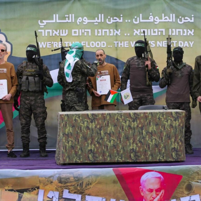 <p>oslobođeni taoci Ohad Ben Ami, Eli Sharabi i Or Levy<br>
AFP</p>