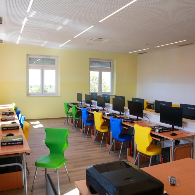 <p>Umag, 090924.<br>
Danas na prvi dan skole grad Umag je otvorio potpuno nove dvije skole, Podrucnu skolu u mjestu Sv. Marija na Krasu te Srednju skolu u Umagu.<br>
Na fotografiji: podrucna skola Marija i Lina na sv Mariji na Krasu.<br>