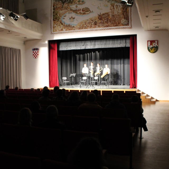 <p>Pozornica Hrvatskog doma u Visu</p>