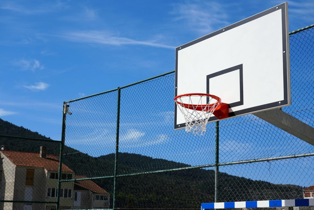 <p>Uređeno sportsko igrali&scaron;te u Moko&scaron;ici</p>