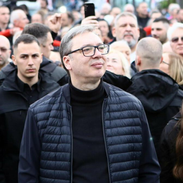 <p>Aleksandar Vučić među obožavateljima<br>
Cropix</p>