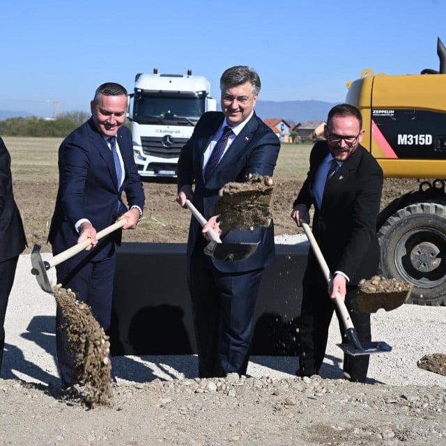 <p>Svečano otvorenje gradili&scaron;ta i početak izgradnje nogometnog kampa Hrvatskog nogometnog saveza.</p>

<p>Na slici: Tonči Glavina, Marijan Kustić, Andrej Plenković, Kre&scaron;imir Ačkar, Stjepan Kožić</p>

<p>&nbsp;</p>