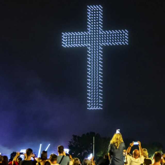 <p>Svjetlosni efekti dronovima stvarali su na nebu iznad Zagreba križeve, Gospu, anđele, krunicu...</p>