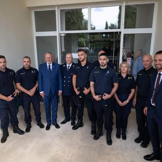<p>Zadar, 180725.<br>
Ministar unutarnjih poslova Davor Bozinovic danas je posjetio Policijsku postaju Zadar gdje se sastao s rukovoditeljima PU zadarske i cetvoricom policajaca koji su nedavano spasili obitelj iz pozara.<br>
Na fotografiji: Davor Bozinovic, Nikola Milina, Anton Drazina, Sime Erlic.<br>