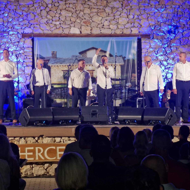 <p>Klapa Intrade</p>