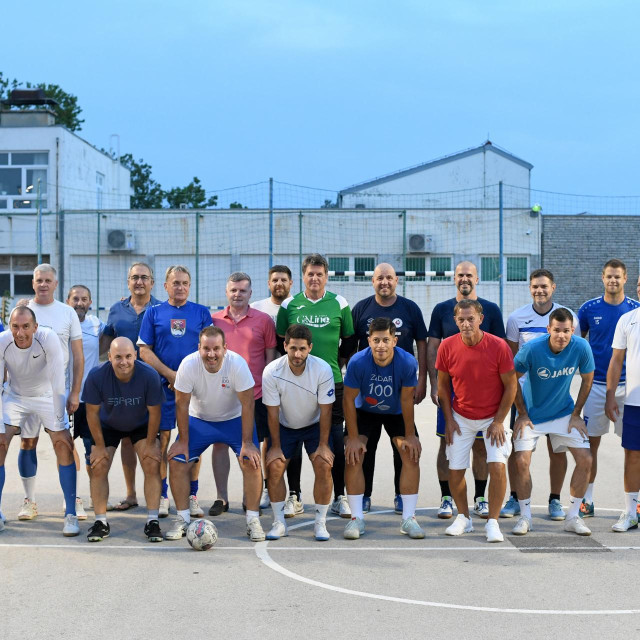 <p>Ususret fe&scaron;te Kraljice Mira na Stanovima na &scaron;kolskom igrali&scaron;tu odigrana je tradicionalna malonogometna utakmica Doktori protiv Poglavarstva<br>
&nbsp;</p>