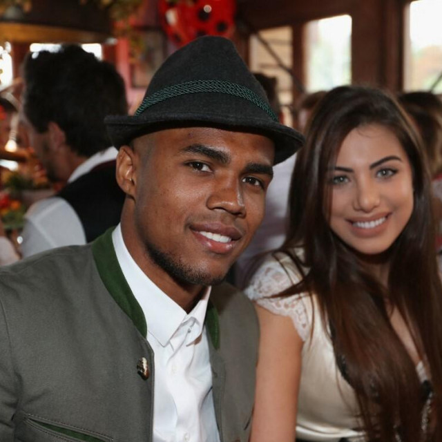 <p>Douglas Costa i biv&scaron;a supruga Louisa Ramos</p>