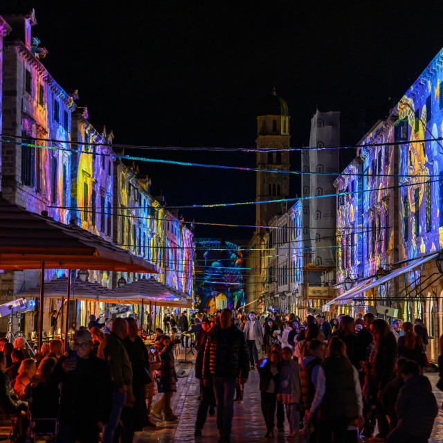 <p>Druga večer festivala svijetla Lumiart na Stradunu</p>