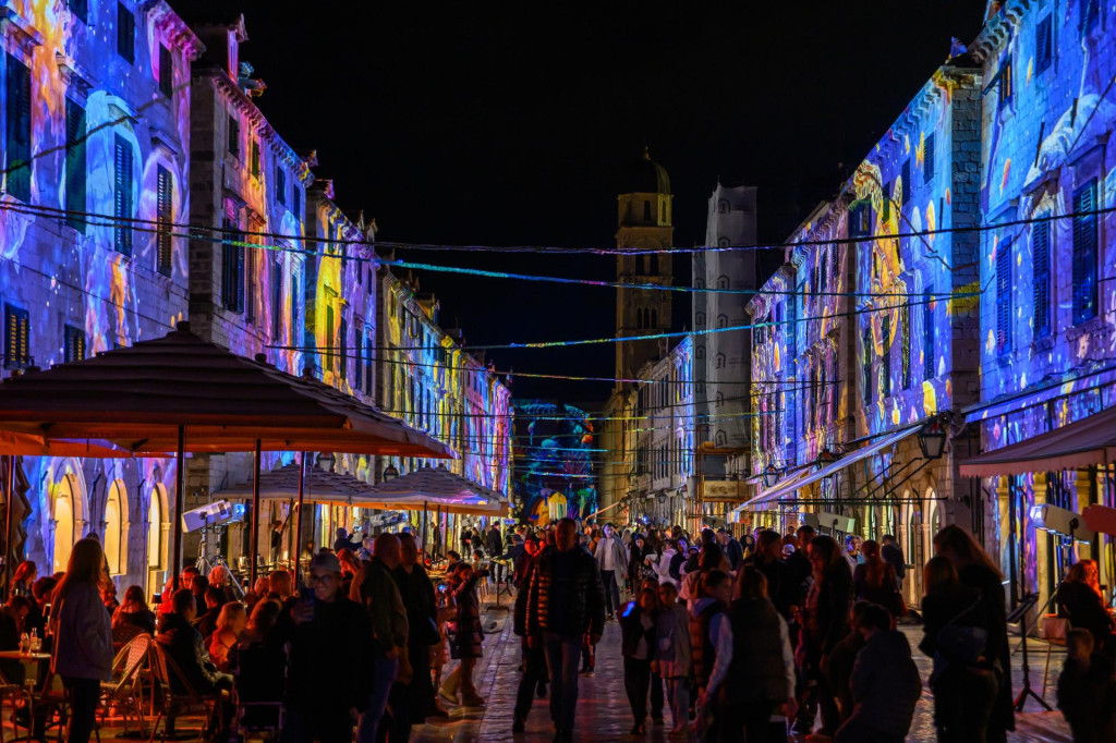 <p>Druga večer festivala svijetla Lumiart na Stradunu</p>