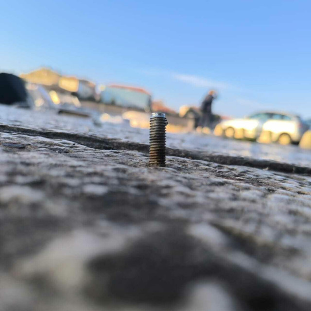 <p>Opasne vide vire iz pločnika na Branimirovoj obali</p>