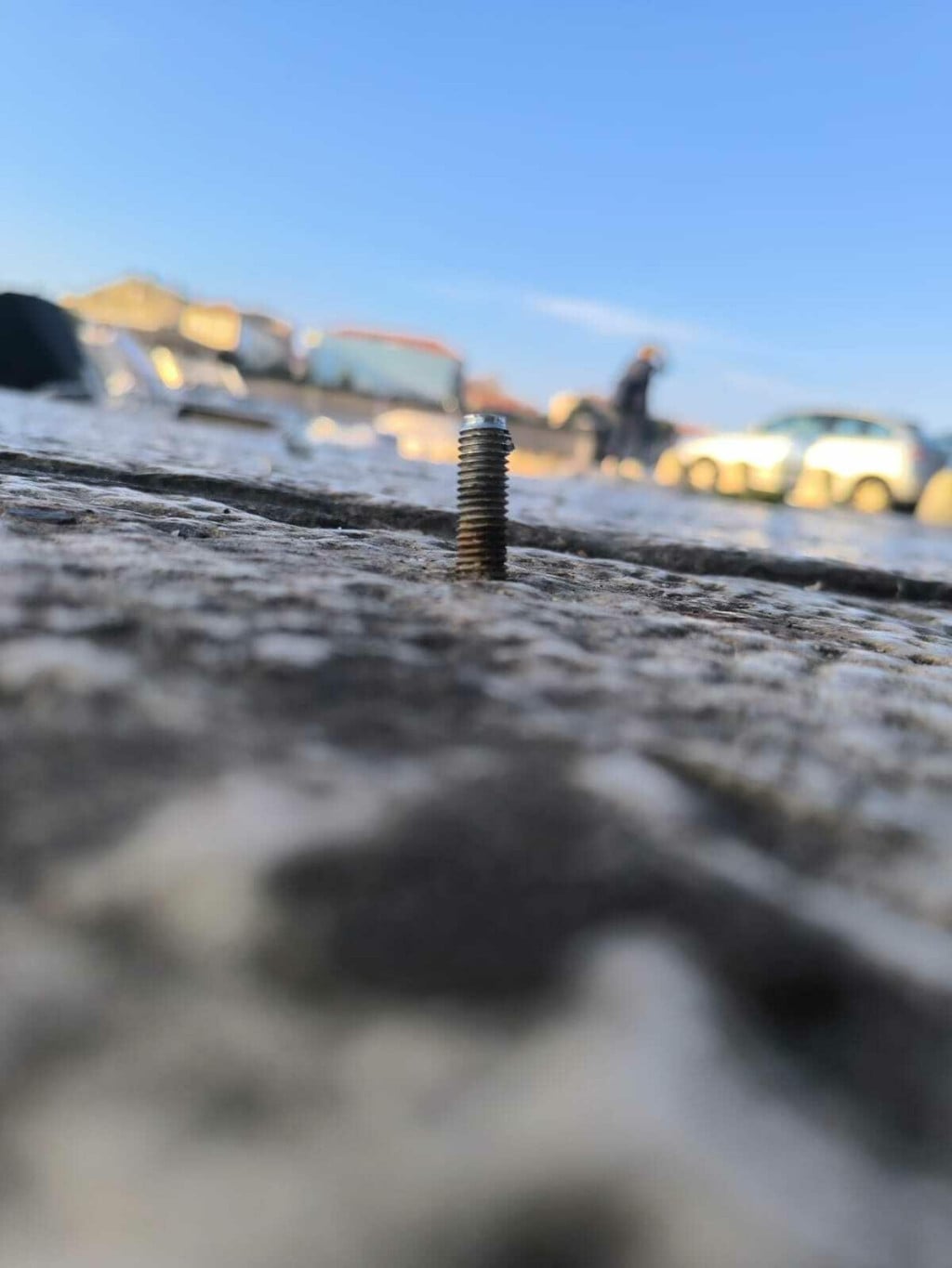 <p>Opasne vide vire iz pločnika na Branimirovoj obali</p>