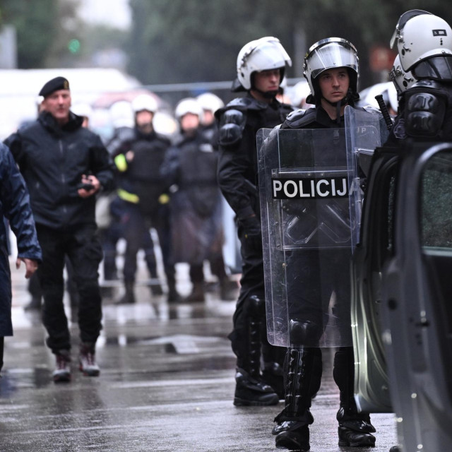 <p>Jake snage policijskog osiguranja u okolici stadiona uoči dana&scaron;nje utakmice Crne Gore i Hrvatske</p>
