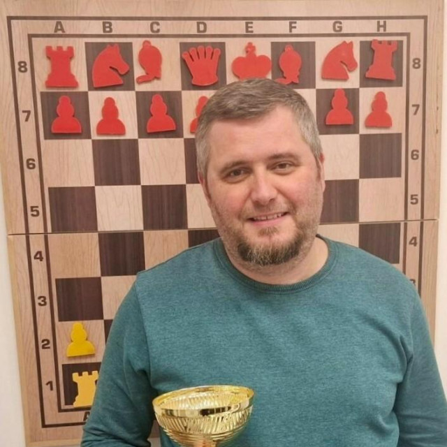 <p>Tomislav Musić s pokalom prvaka Dubrovnika u &scaron;ahu za 2025. godinu</p>