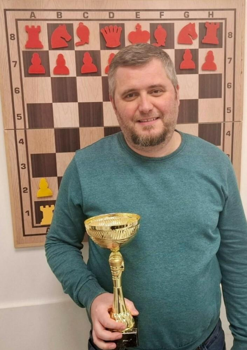 <p>Tomislav Musić s pokalom prvaka Dubrovnika u &scaron;ahu za 2025. godinu</p>
