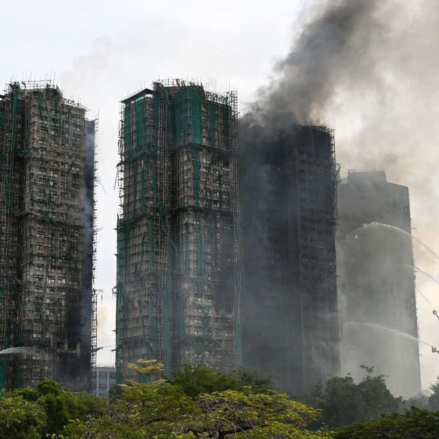<p>Vatrogasci zalijevaju vodom ostatke požara koji je progutao nekoliko stambenih zgrada u kompleksu Wang Fuk Court u hongkon&scaron;kom okrugu Tai Po</p>