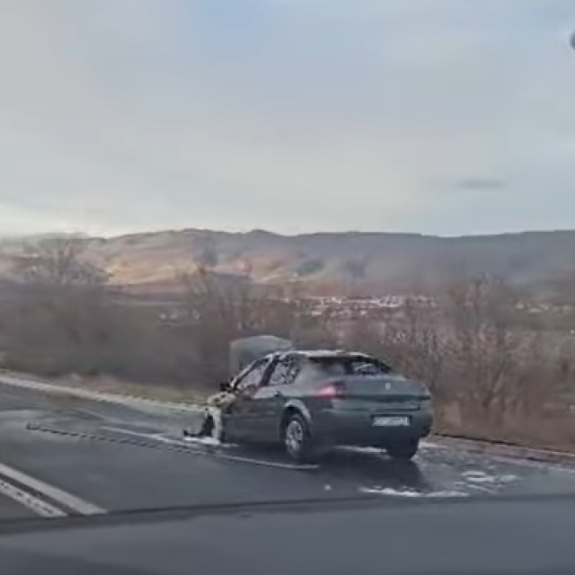 <p>Auto se zapalio kod Dicma<br>
&nbsp;</p>