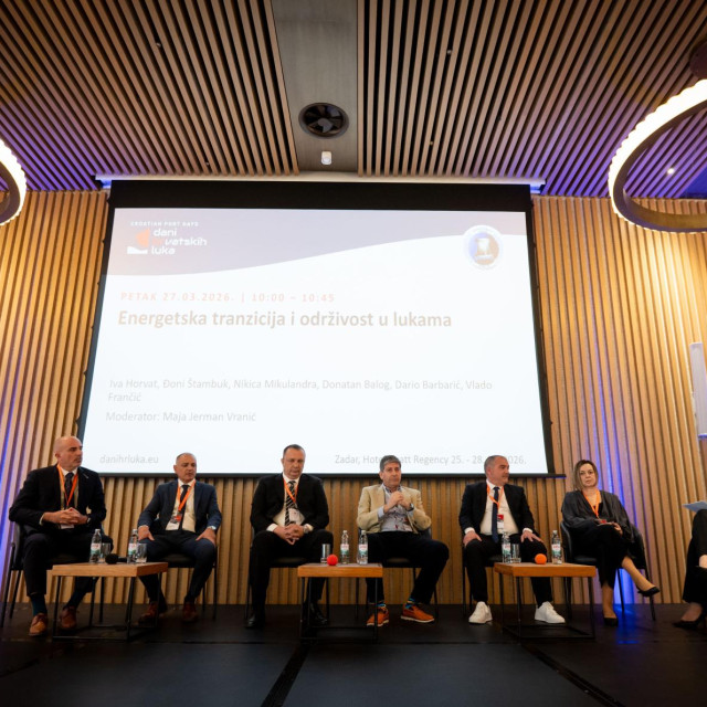 <p>Zadar, 270326.<br>
Hotel Hyatt Regency.<br>
Dani hrvatskih luka 2026.<br>
Nacionalna konferencija koja okuplja predstavnike hrvatskih luckih uprava, strucnjake iz pomorskog sektora, donositelje odluka i investitore.<br>
Na fotografiji: Iva Horvat, Djoni Stambuk, Nikica Mikulandra, Donatan Balog, Dario Barbaric i Vlado Francic.<br>