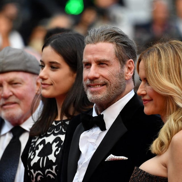 <p>Travolta, Kelly Preston i Ella u Cannesu</p>