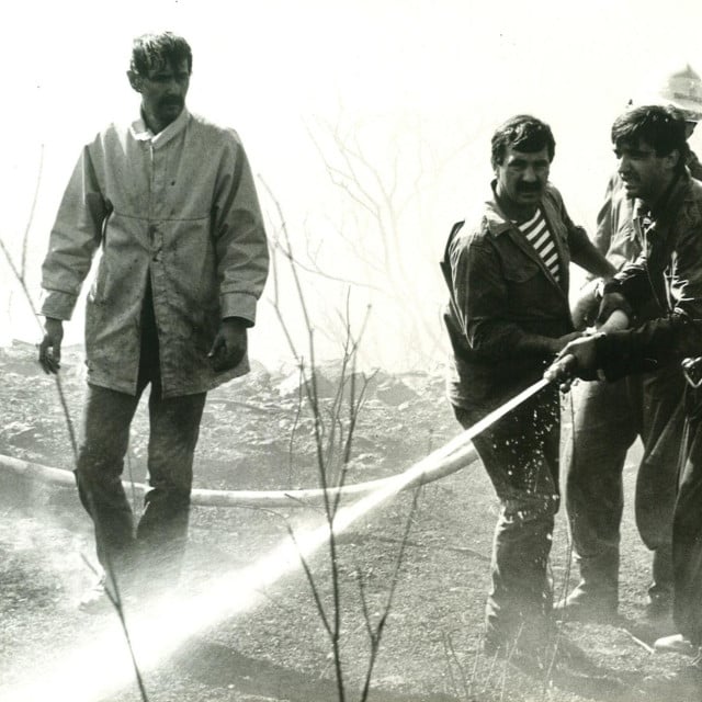 <p>Fotografija s popri&scaron;ta požara kod &rdquo;Jugoplastike&rdquo; u Makarskoj u listopadu 1985. godine</p>