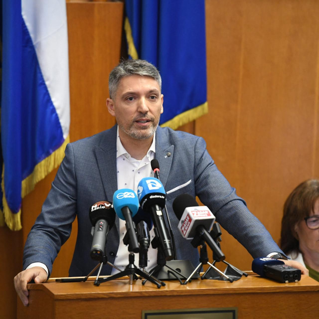 <p>Erol Ga&scaron;i<br>
&nbsp;</p>