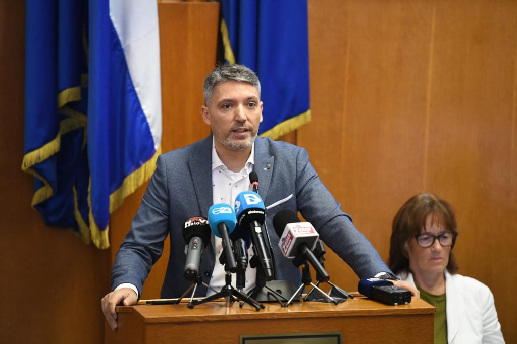 <p>Erol Ga&scaron;i<br>
&nbsp;</p>