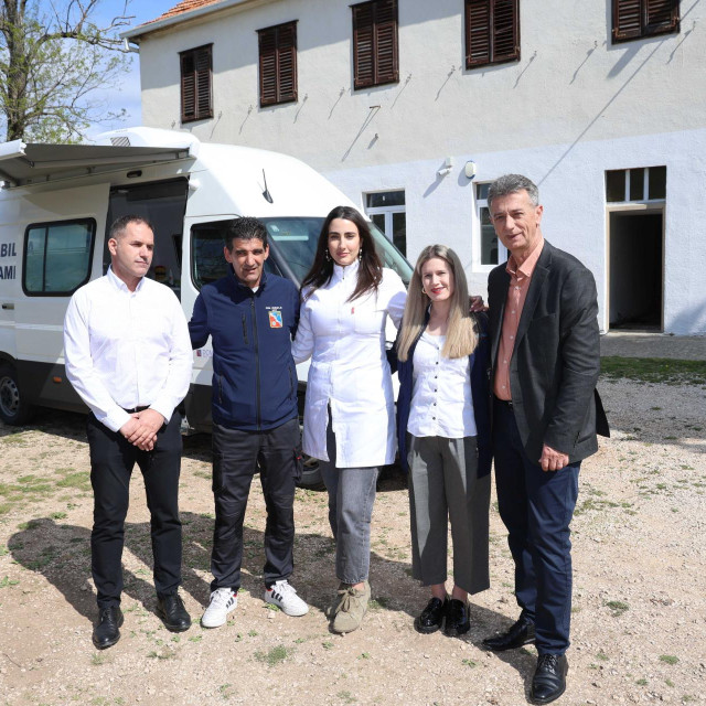 <p>Mobilna ambulanta Muć - načelnik Muća Mate Bebić (prvi slijeva)&nbsp;s&nbsp;timom&nbsp;mobilne ambulante i ravnatelj županijskog Doma zdravlja Marko Rađa (prvi zdesna)</p>