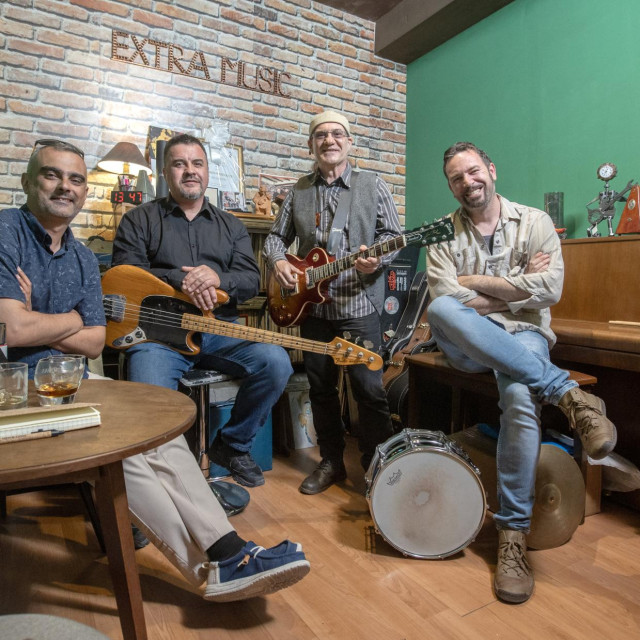 <p>Ekipa u Green Roomu: &Scaron;imun Visevic, tajnik udruge Srdela Blues, Andres Ambrus Perasić -&nbsp;bas gitara, Ivan Cinotti solo-gitara i vokal i Teo Frana, bubnjar.<br>
&nbsp;</p>