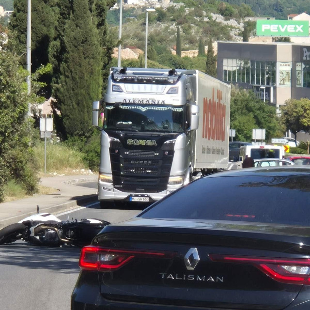 <p>Sudar motocikla i automobila u poslovnoj zoni u Župi dubrovačkoj</p>