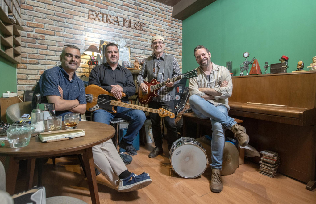 <p>Ekipa u Green Roomu: &Scaron;imun Visevic, tajnik udruge Srdela Blues, Andres Ambrus Perasić -&nbsp;bas gitara, Ivan Cinotti solo-gitara i vokal i Teo Frana, bubnjar.<br>
&nbsp;</p>