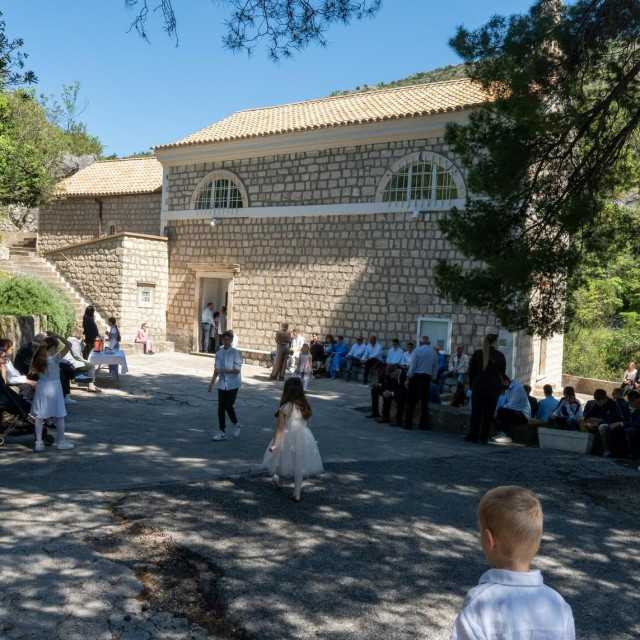 <p>Sakrament potvrde primili su proteklog vikenda mladi vjernici u Lumbardi, Žrnovu, Zatonu, Ora&scaron;cu, Smokvici i Čari.</p>