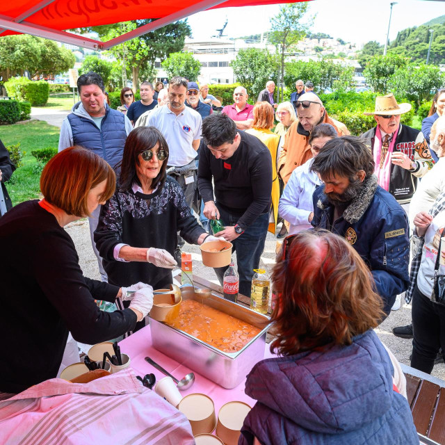 <p>Dubrovnik, 010526. Dubrovacki SDP tradicionalno je dijelio Prvomajski grah u parku Luja Soletica u Gruzu.