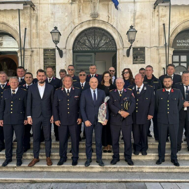 <p>Županijsko vatrogasno zapovjedni&scaron;tvo na prijemu kod Peza</p>