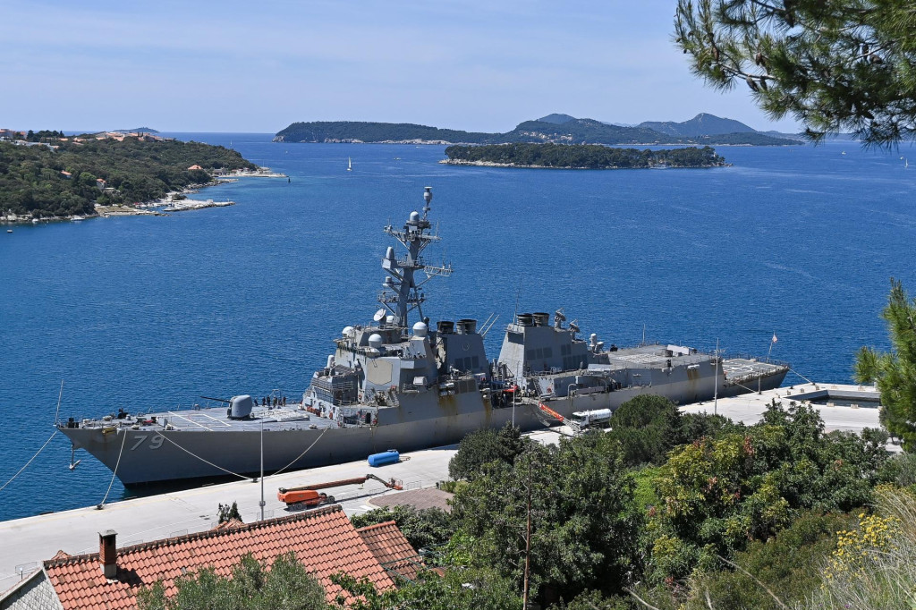 <p>U dubrovačku gru&scaron;ku luku jutros je uplovio razarac americke mornarice USS Oscar Austin DDG-79</p>