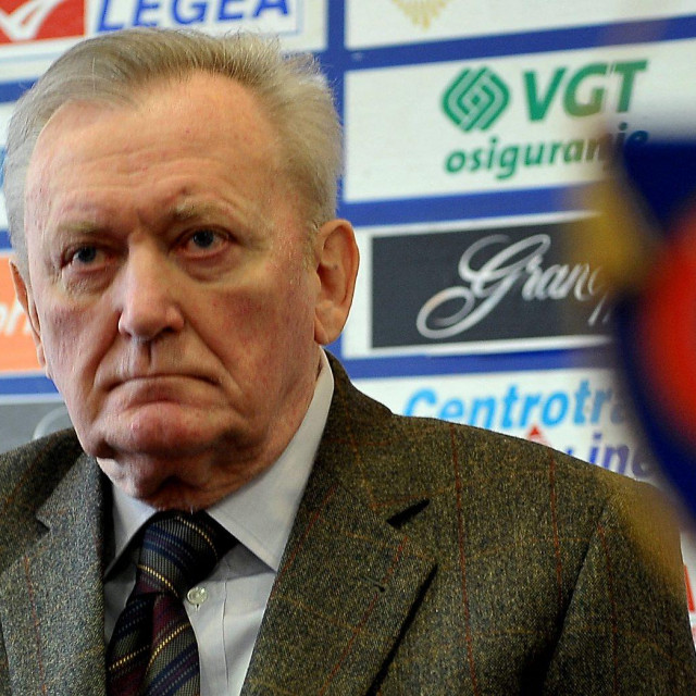 <p>(FILES) In this file photo taken on April 20, 2011 Bosnia&lsquo;s legendary football player and last coach of the Yugoslavian soccer team, who also played in France in the 70s, Ivica Osim, addresses journalists in Sarajevo. - Vica Osim died on May 1, 2022 at the age of 80, local media announced. (Photo by Elvis BARUKCIC/AFP)</p>
