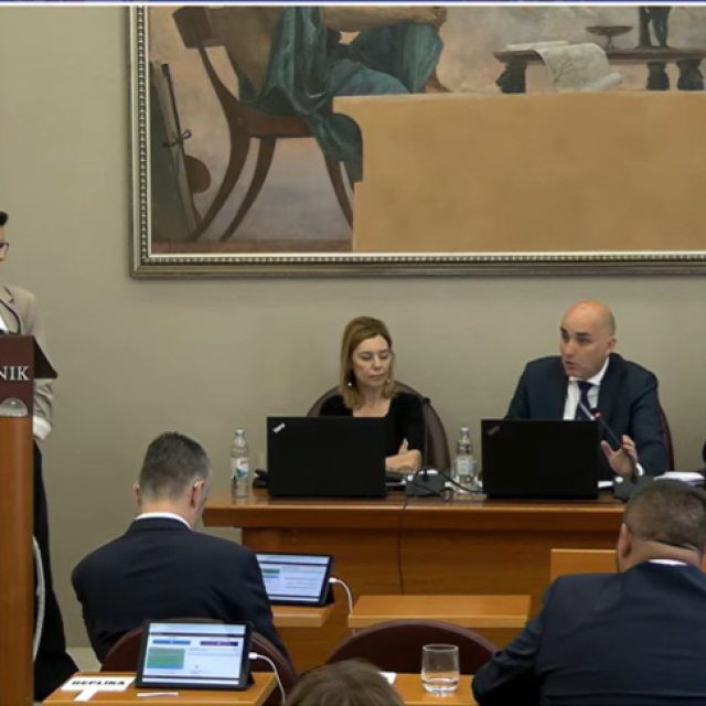 <p>Viktorija Knežević i Marko Potrebica tijekom rasprave&nbsp;</p>