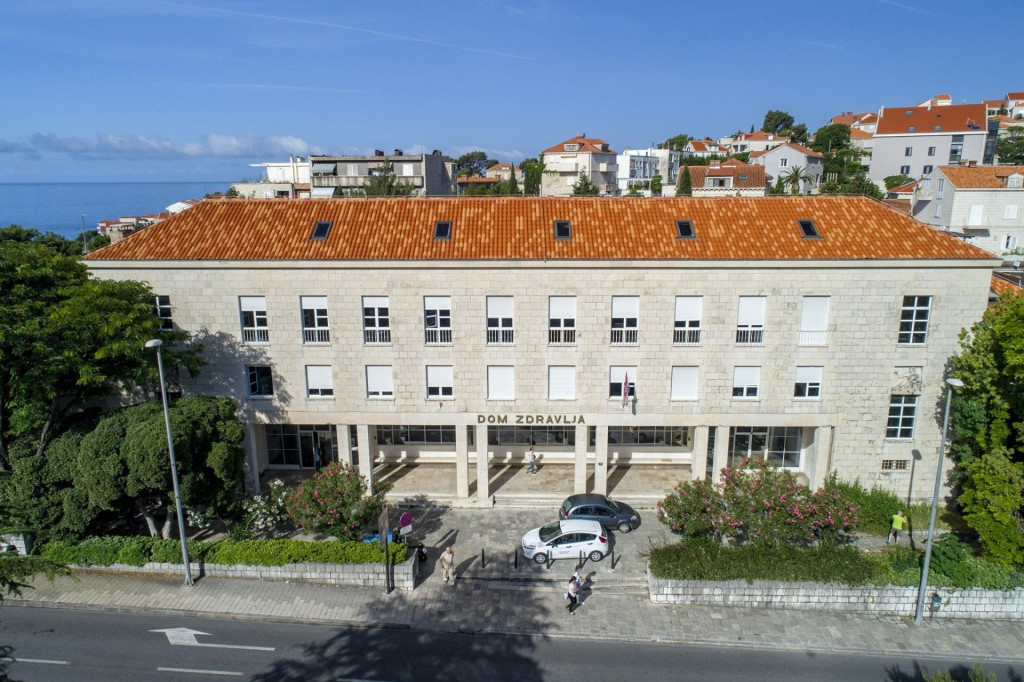 <p>Dr. Pavo Vukasović vi&scaron;e nije vezan ugovornom obvezom s HZZO-om</p>