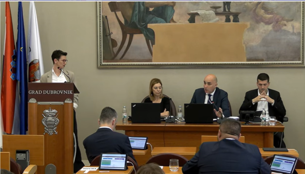 <p>Viktorija Knežević i Marko Potrebica tijekom rasprave&nbsp;</p>
