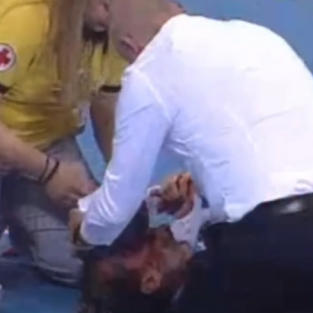<p>Valentinu Porteu se ukazuje pomoć nakon udarca</p>